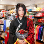 V系演歌歌手の最上川司さんが原宿「ステージ衣装」のお店に来店！舞台での衣装の選び方を教えます♪