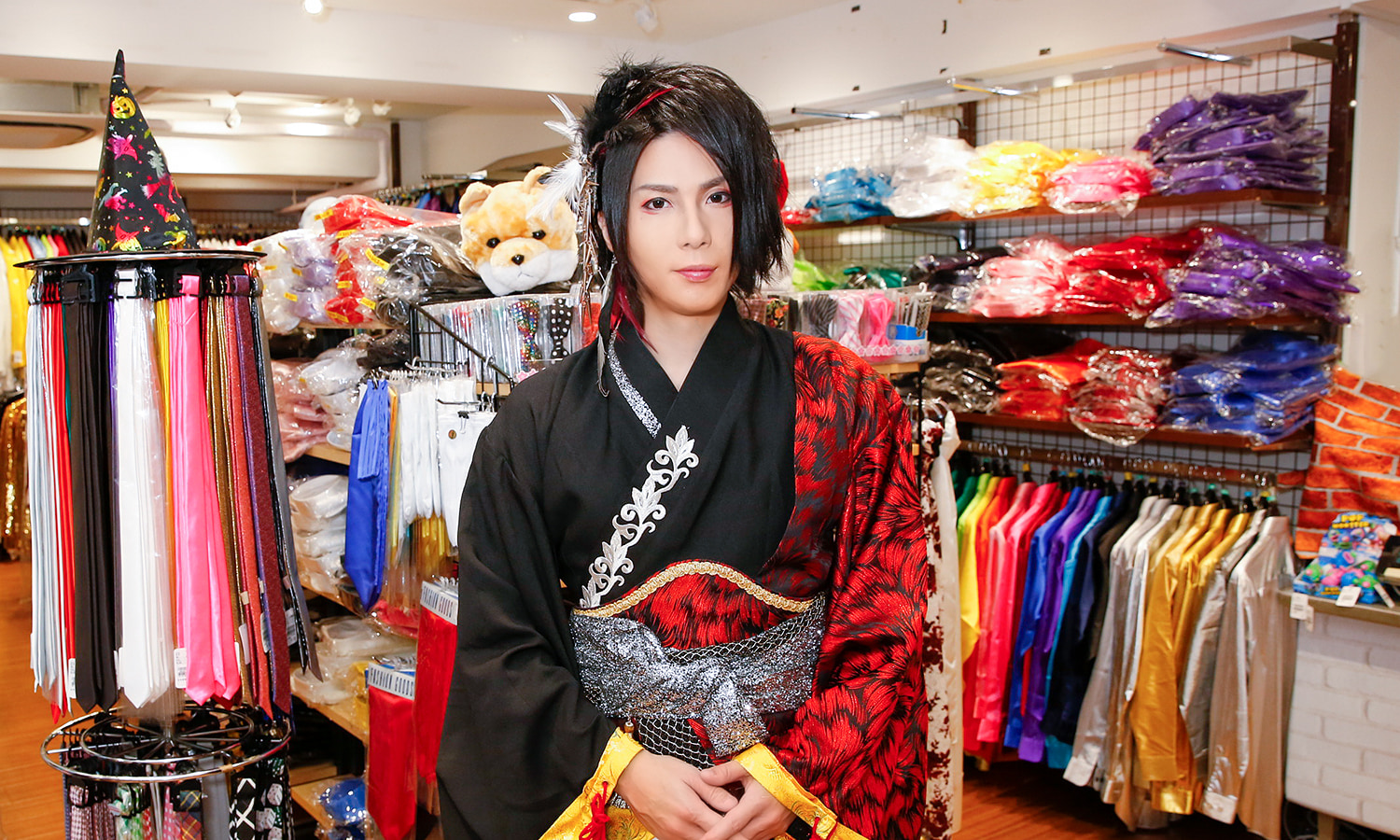 V系演歌歌手の最上川司さんが原宿「ステージ衣装」のお店に来店！